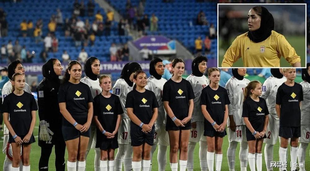 开云官网-拒唱国歌到高唱国歌！伊朗女足向国旗敬礼 戴头巾+穿长衣长裤踢球